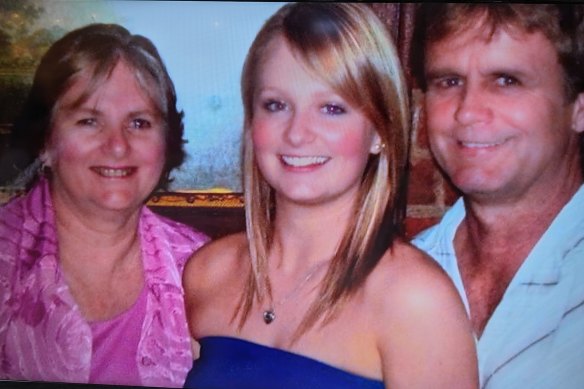 周日的 10 周年纪念活动上播放了澳大利亚人阿曼达·劳顿 (Amanda Lawton) 的一段致敬视频，她的父母凯茜 (Cathy) 和鲍勃 (Bob) 都乘坐 MH370 航班。 