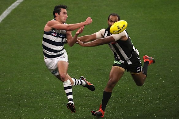 Sam Simpson fires off a handball under pressure from Travis Varcoe.