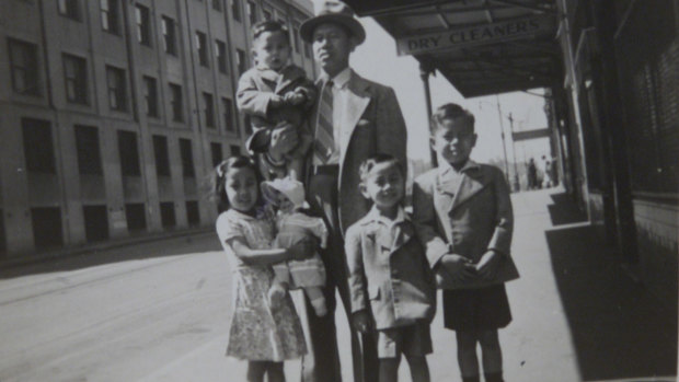  King Fong (right) with his father,  brother and sisters in 1947.