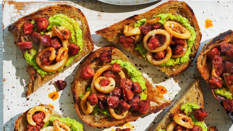 Krostini z bobom, lignji in chorizo: Lahek obrok ali prigrizek