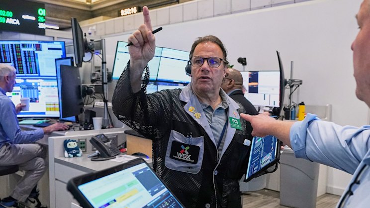 Wall Street Indexes Fall as Technology Stocks Decline