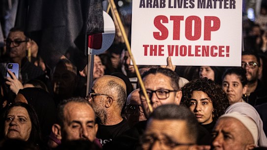 Manifestanti arabi ed ebrei si radunano a Tel Aviv nel gennaio 2026.