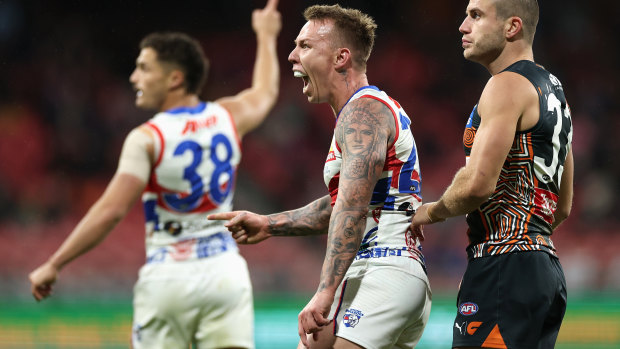 AFL 2024 round 10 LIVE updates: Bulldogs score upset win over Giants; Pies stars fire in thriller; Warner escapes ban