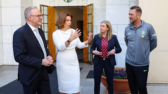 Socceroos coach Tony Popovic on Thursday with Prime Minister Anthony Albanese, Minister for Sport Anika Wells, and Football Australia interim chief executive Heather Garriock.