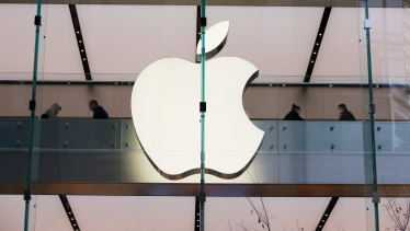 Apple has indefinitely put off its workers’ return to the office.
