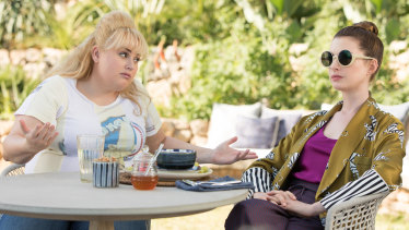Rebel Wilson and Anne Hathaway in The Hustle.