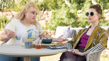 Movie Review Rebel Wilson And Anne Hathaway Shout And Struggle With The Hustle