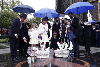 Newton’s grandchildren released white doves at the end of the funeral service. 