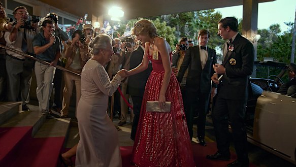 Diana (Emma Corrin) and Charles (Josh O'Connor) in Australia. This scene was also filmed in Spain.