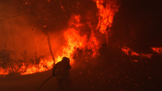 NSW RFS face scorching heat and embers battling a bushfire in Llandilo. 