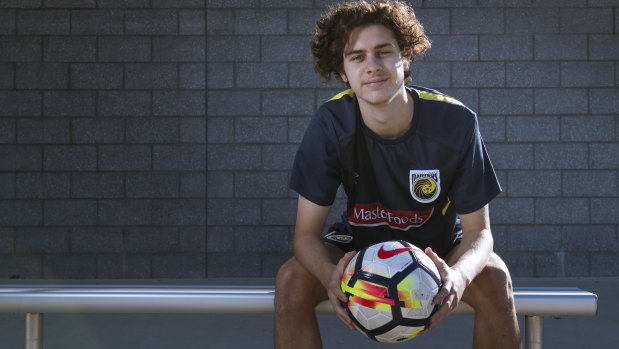 Mikey Katsoulis has signed with the Central Coast Mariners to play in their NYL side.