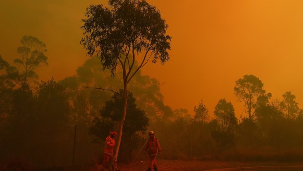 As the fire front approaches an RFS crew assesses the perimeter at Barden Ridge, Sydney. 