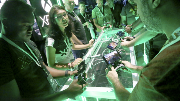 E3 attendees try out Microsoft's Project xCloud streaming service.