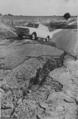A huge mound is pushed up and deep fissures opened, closing the main road between York and Meckering.