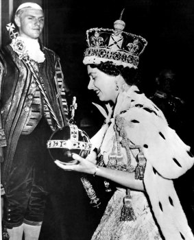 Kraliçe II. Elizabeth, Westminster Abbey'den ayrılırken otorite, küre ve asa sembollerini taşır.