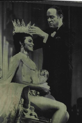 Comedian Bob Hope Crowns Miss World 1970 Jennifer Hosten, 22,  during the Ceremony at London's Royal Albert Hall. 