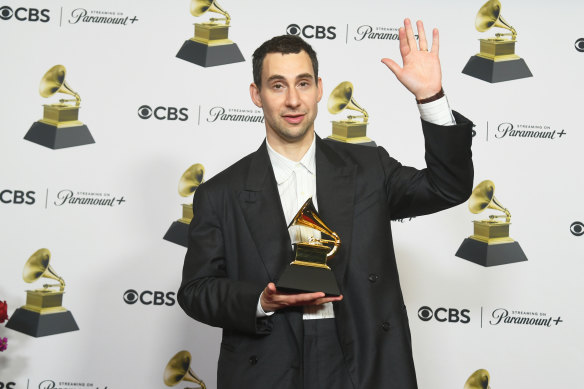 Jack Antonoff with his Grammy for producer of the year – non classical.