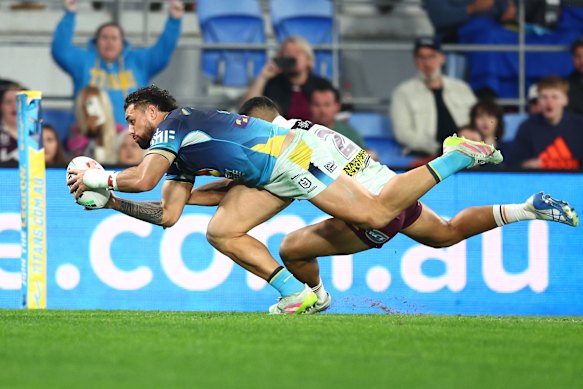 Jojo Fifita scores for the Titans.