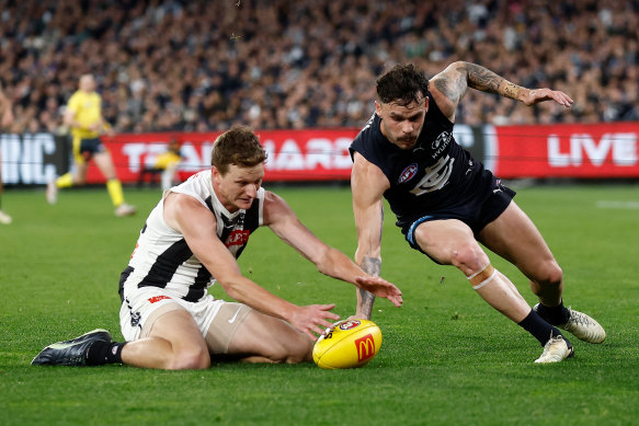 Will Hoskin-Elliott of the Magpies and Zac Williams of the Blues compete for the ball.