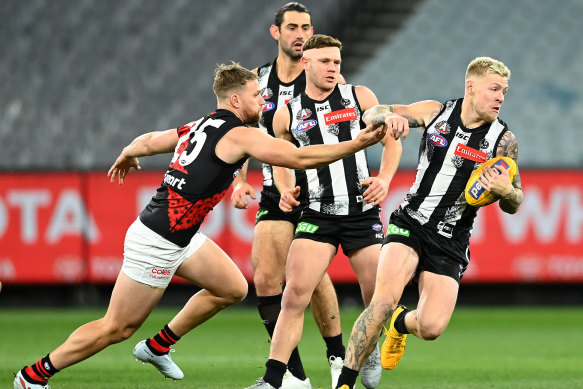 Collingwood's Jordan De Goey breaks through a tackle by Jake Stringer.
