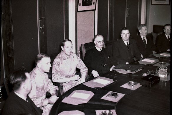 General Douglas MacArthur attends prime minister John Curtin’s war council in Canberra in 1942. 
