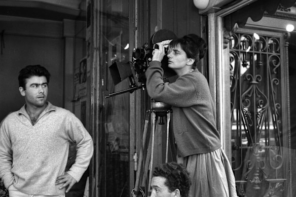 Filmmaker Agnes Varda directing a scene from her film <i>Cleo from 5 to 7</i>.