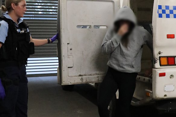 A mulher foi levada para a delegacia de polícia de Mount Druitt na terça-feira.