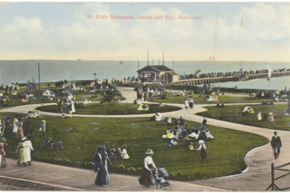 Picnicking in St Kilda in about 1912.