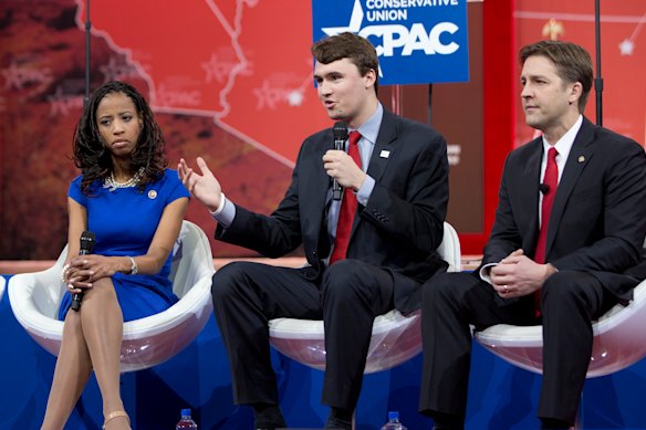 Charlie Kirk se une aos republicanos Mia Love e Ben Sasse em um painel de discussão conservadora em 2015.