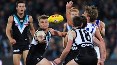 Ollie Wines fights for the footy at Adelaide Oval.