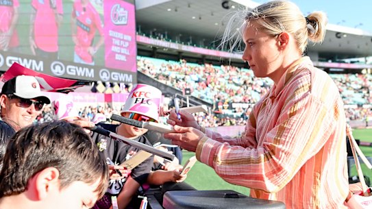 Alyssa Healy signs autographs at the SCG during the pink Test.