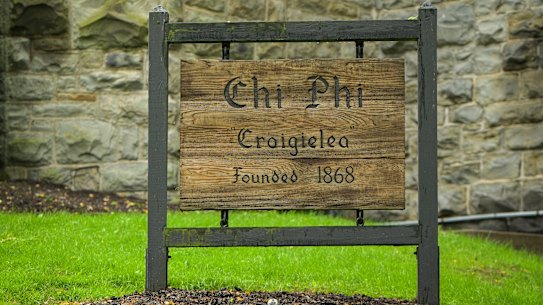 Il capitolo Chi Phi dell'università nel campus è stato chiuso nel 2024.
