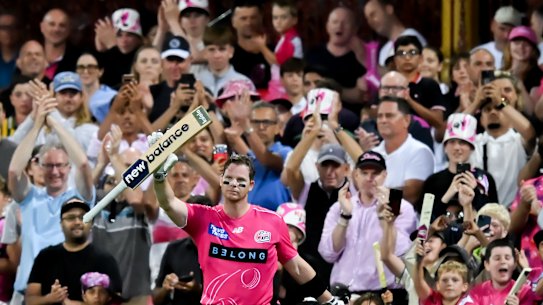 SYDNEY, AUSTRALIA - JANUARY 16: Fans cheer and clap for Steve Smith of Sydney Sixers as he walks off after being dismissed by Tanveer Sangha of Sydney Thunder during the BBL match between Sydney Sixers and Sydney Thunder at the Sydney Cricket Ground, on January 16, 2026, in Sydney, Australia (Photo by Ayush Kumar/Getty Images)