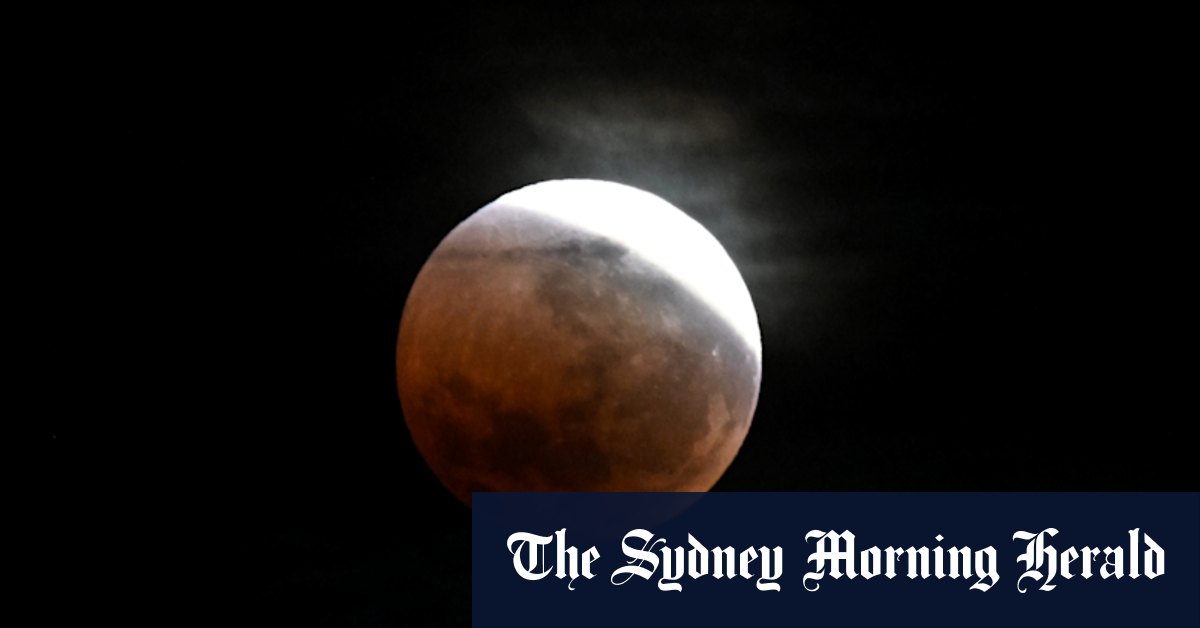 Blood moon wows skygazers around the world