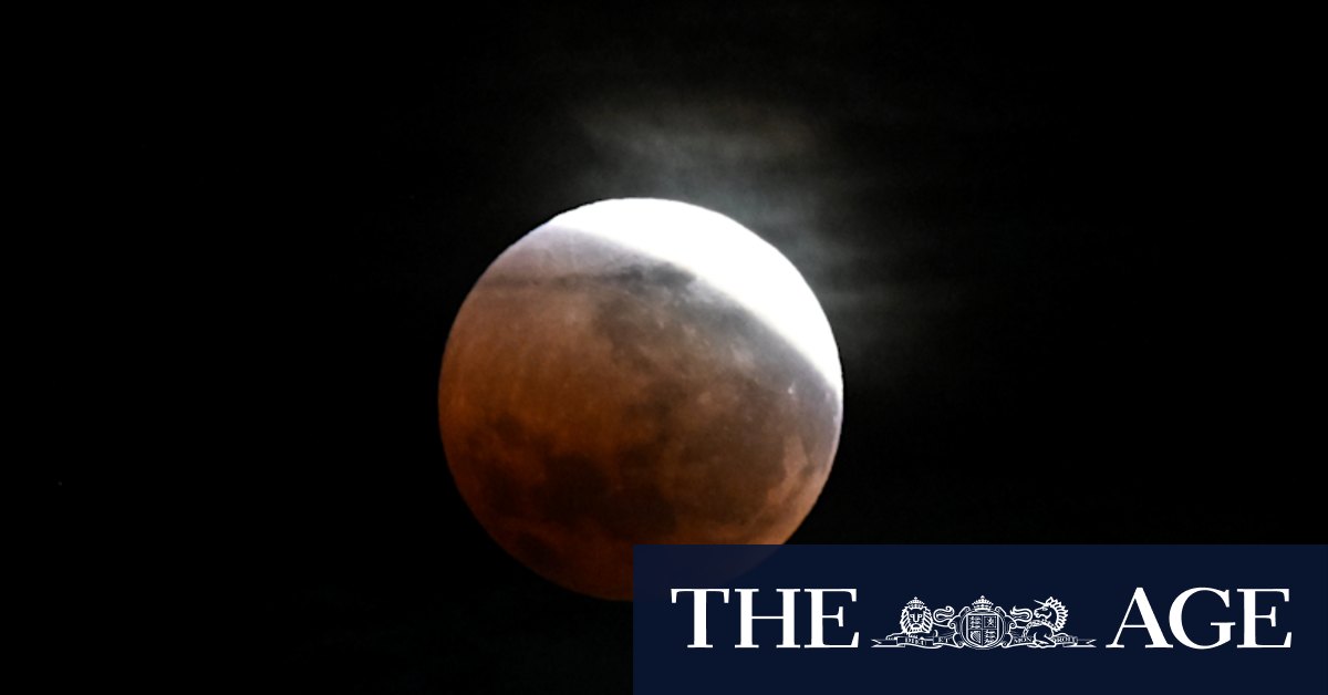 Blood moon wows skygazers around the world