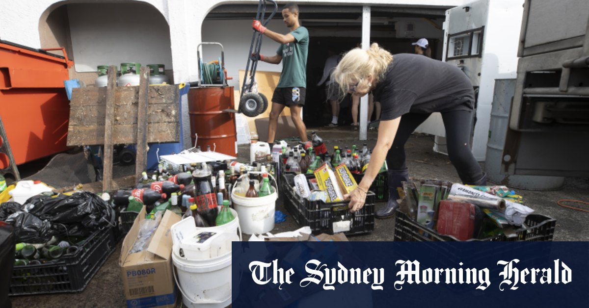 ‘Have to deal with media drongos’: Auckland mayor texts tennis mates during floods