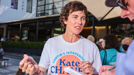 Independent for Curtin, Kate Chaney at a supporters meeting in Claremont Quarter.