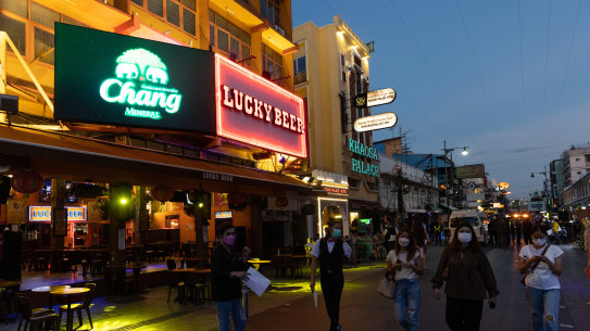 A bar worker tries to attract customers on Khaosan Road.