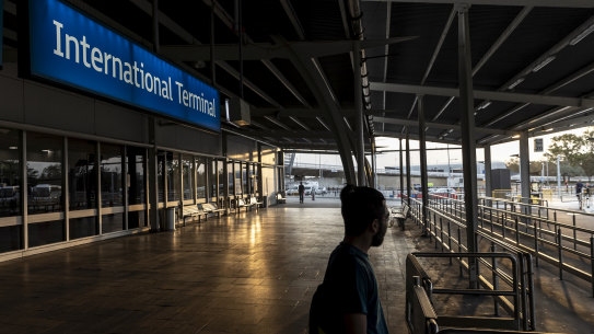 A parliamentary committee has urged the government to let skilled migrants into the country ahead of Australians stranded overseas.