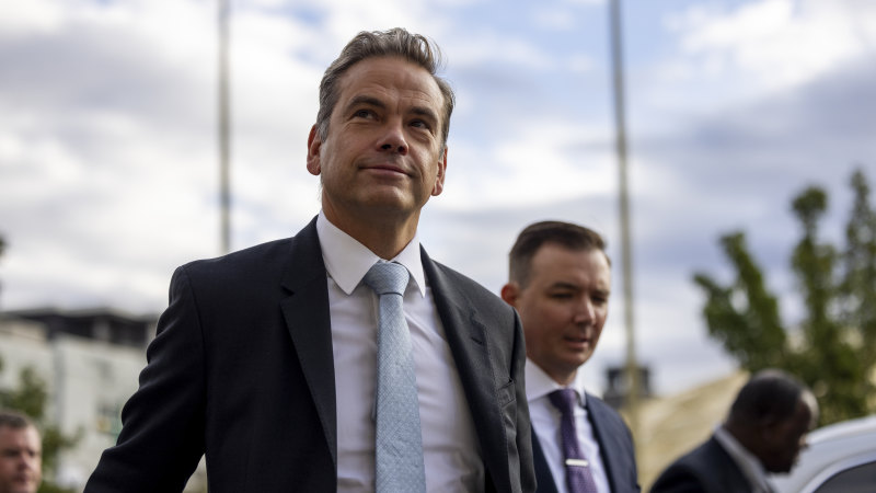 Lachlan Murdoch pays surprise visit to his Australian troops