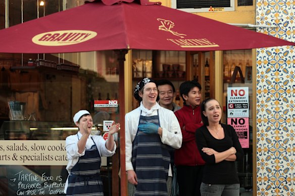 Do lado de fora de Tartine em Armadale por volta de 2008.