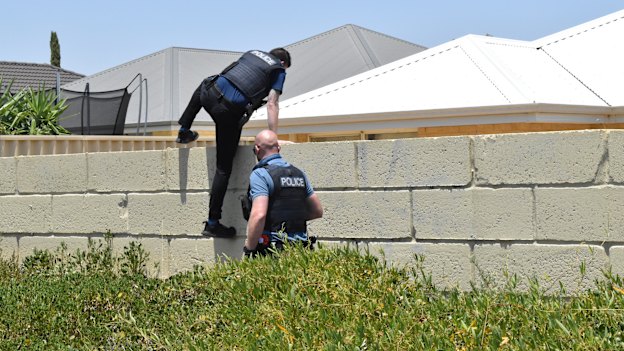 No way out: RIU detectives have every exit covered while pursuing an offender.