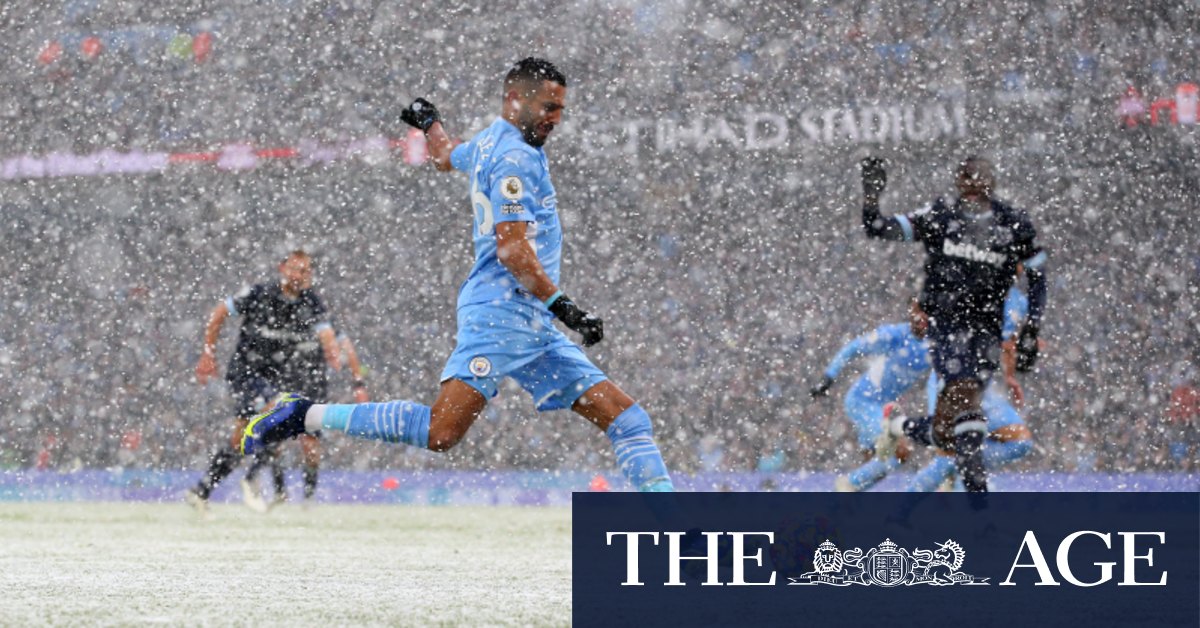 Kemenangan untuk Manchester City dan Leicester saat salju menyebabkan malapetaka