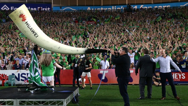 Raiders legend Mal Meninga blows the horn to spark the Viking clap.