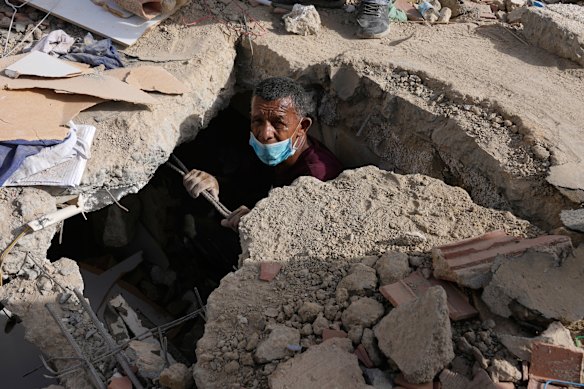 Franklin Fuentes searches for missing relatives in the collapsed building where they lived two days after earthquakes struck.