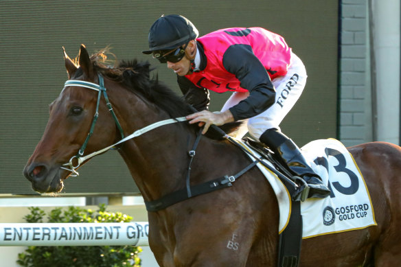 Jay Ford breaks a five-year winning drought for Esti Feny as they win the Gosford Cup.