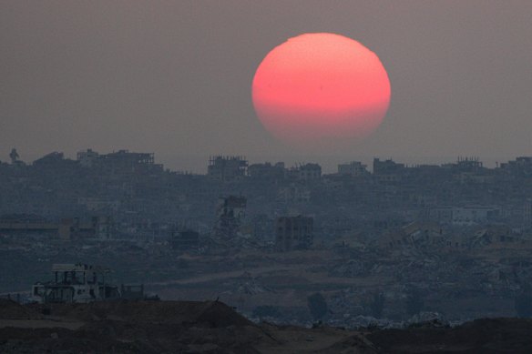 Matahari terbenam di atas Jalur Gaza pada hari Selasa.