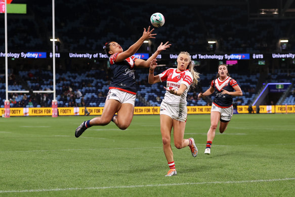 Leianne Tufuga makes an acrobatic catch.