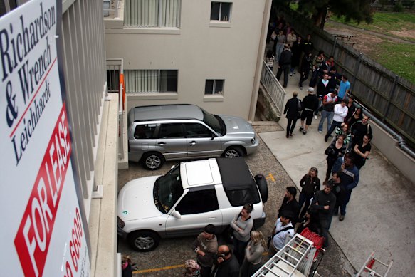 Non è insolito vedere decine di potenziali affittuari fare la fila per ispezionare una proprietà a Sydney o Melbourne. 