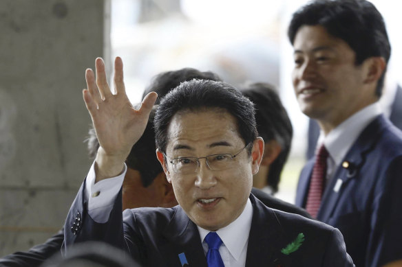 Başbakan Fumio Kişida, Japonya'nın merkezindeki Wakayama'da bir limanı ziyaret ederken üzerine bir sis bombası atıldı.